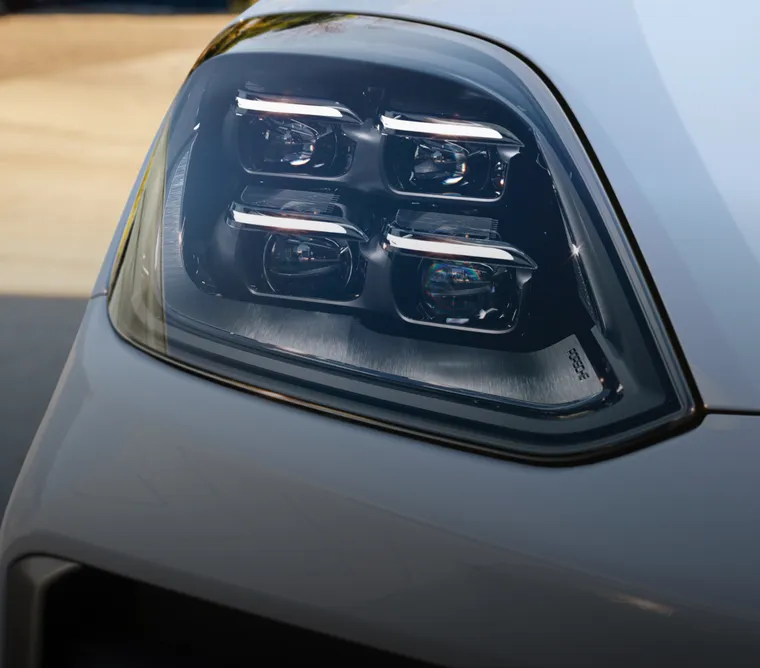 Detailansicht der HD-Matrix LED-Hauptscheinwerfer beim Porsche Cayenne Turbo E-Hybrid Coupé.