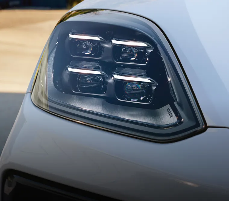 Vista detallada de los faros HD-Matrix LED del Porsche Cayenne Turbo E-Hybrid.