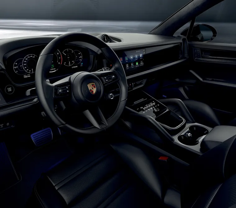 View into the cockpit of the Porsche Cayenne Black Edition.