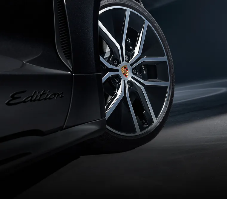 Detailed view of the 21-inch Aero Design wheel in Black on the Porsche Taycan 4S Black Edition in Jet Black Metallic.