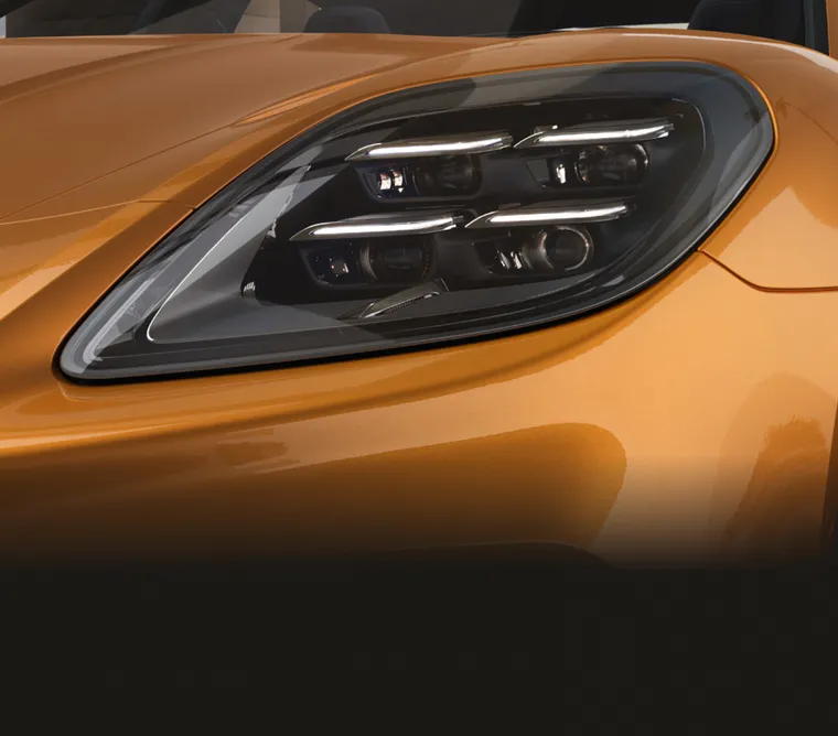 Porsche Panamera 4S E-Hybrid in carrerawit metallic. Detailweergave van de matrix-ledkoplampen.