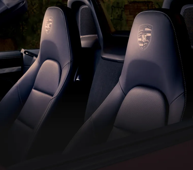 Intérieur du Porsche 718 Boxster Style Edition : vue détaillée des sièges avec écusson Porsche sur les appuie-tête.