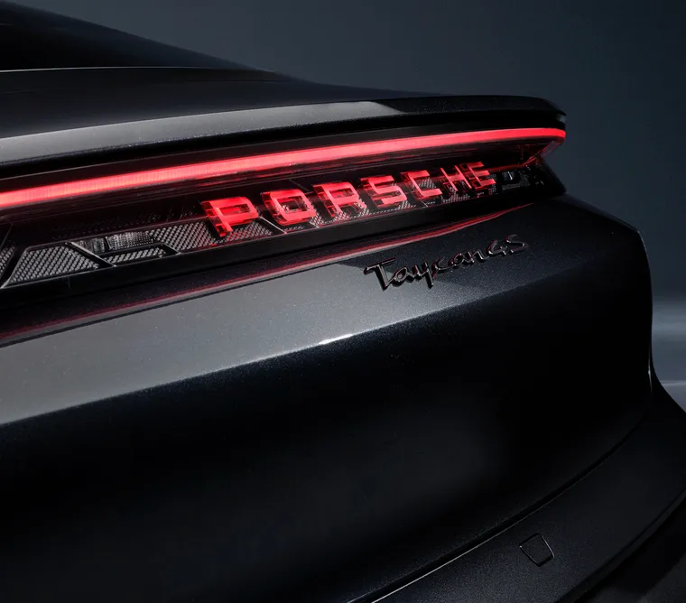 Detailed view of the light strip on the Porsche Taycan 4S Black Edition in Jet Black Metallic.