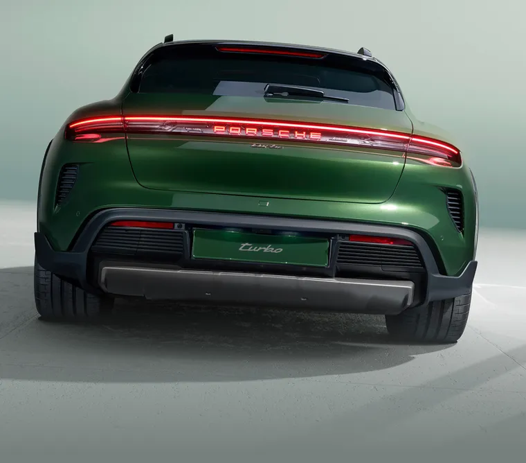 Porsche Taycan Turbo Cross Turismo in Oakgrün neo. Blick von hinten auf das Heck.
