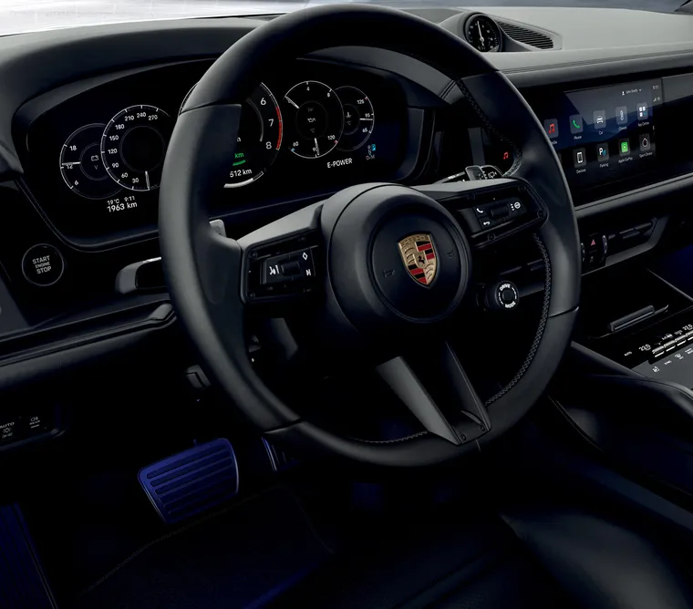 View of the cockpit of the Porsche Cayenne Black Edition focussing on the steering wheel.