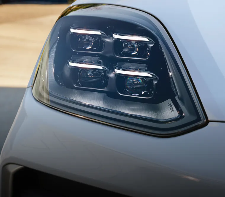 Детальное изображение матричных светодиодных передних фар HD-качества Porsche Cayenne Turbo E-Hybrid.