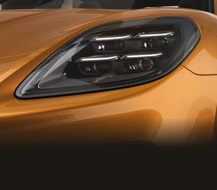 Porsche Panamera Turbo E-Hybrid i Madeira Gold Metallic. Detaljert visning av HD Matrix LED-frontlyktene.