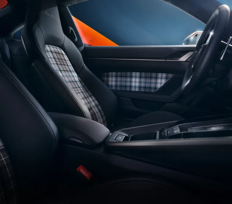 Das Interieur des Porsche 911 Turbo 50 Jahre mit Schottenkaromuster und Elementen in Turbonit wird gezeigt. 