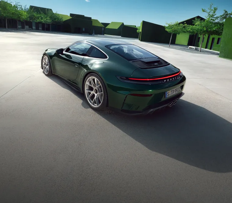 Blick von oben auf den Porsche 911 GT3 mit Touring-Paket in Oakgrünmetallic neo.