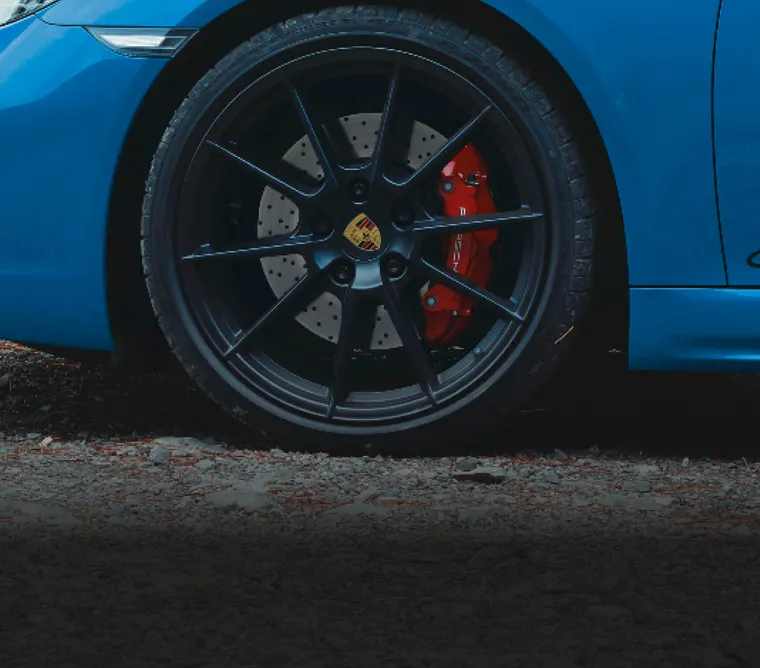 Visão detalhada da roda e do freio do Porsche 718 Boxster GTS 4.0 em Sharkblue.