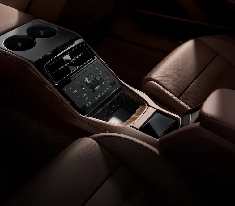 Porsche Panamera 4 E-Hybrid Executive: zbliżenie tylnej konsoli środkowej z wyświetlaczem dotykowym.