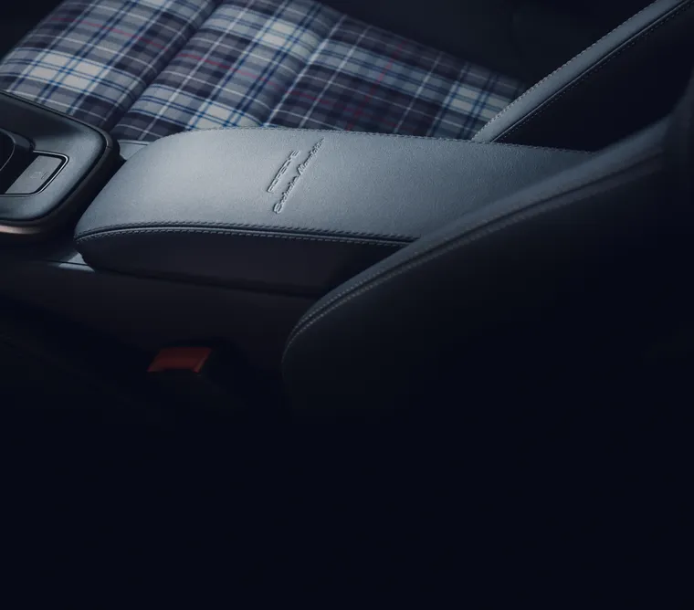 Detailed view of the embossing on the lid of the storage compartment of the Porsche 911 Turbo 50 Years with Heritage Design package: "PORSCHE Exclusive Manufaktur". 