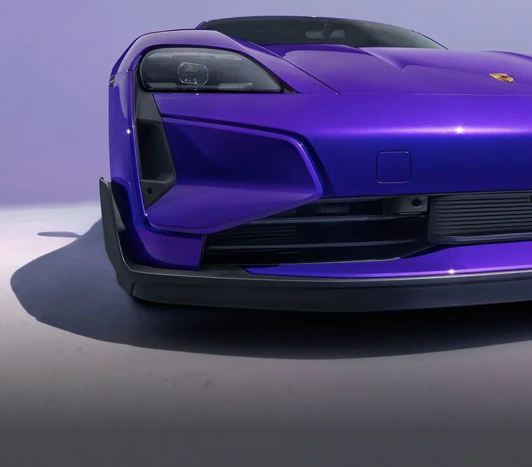 Porsche Taycan Turbo GT mit Weissach-Paket in Purpleskymetallic. Detailansicht der Front mit Aero-Paket.