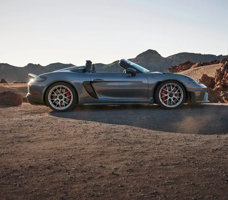 金屬釩灰色 (Vanadium Grey Metallic) 的保時捷 718 Spyder RS，車側圖/輪廓圖飛躍線清晰可見