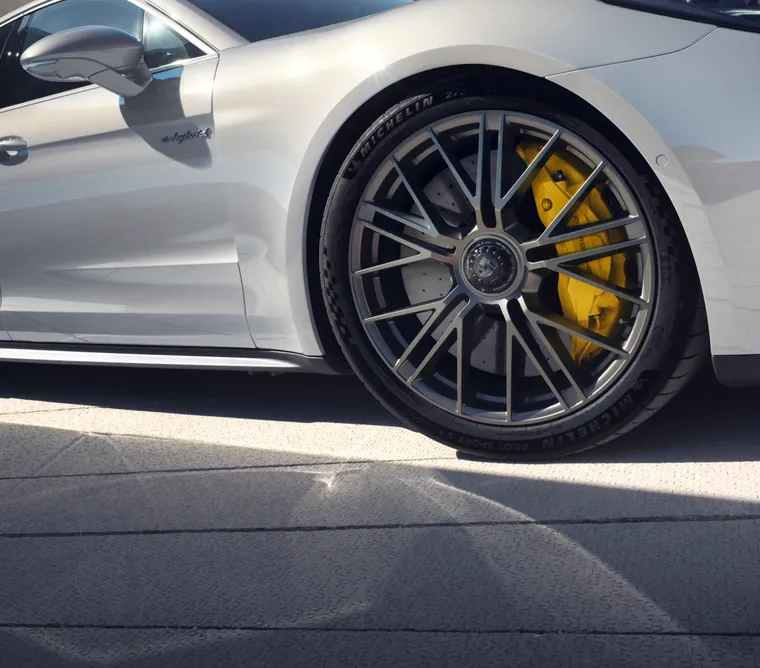 Porsche Panamera Turbo S E-Hybrid серого цвета металлик (Ice Grey Metallic). Акцент на 21-дюймовый колесный диск Panamera Turbo S с центральным креплением.