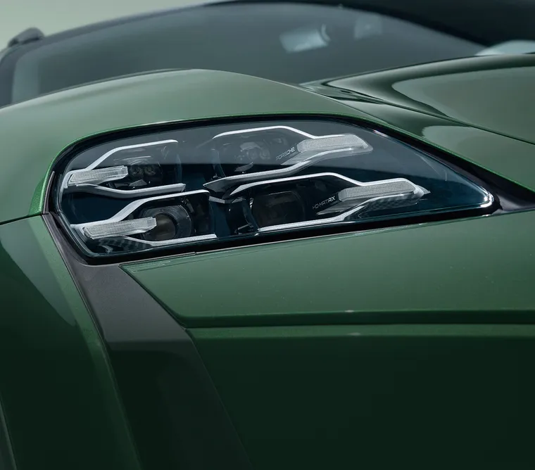 Porsche Taycan Turbo Cross Turismo in Oakgrün neo. Detailansicht des HD-Matrix LED-Hauptscheinwerfers.
