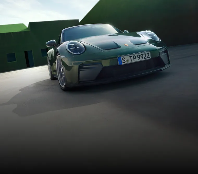 Vista desde delante de la parte delantera y el lateral del Porsche 911 GT3 con paquete Touring en color Oakgreenmetallic Neo.