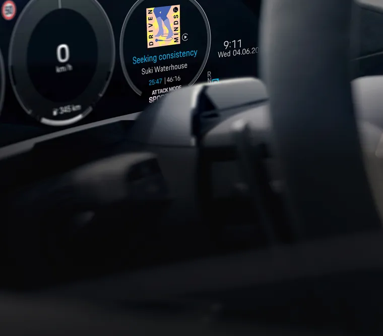 Detailansicht des Kombiinstruments Curved Display beim Porsche Taycan Turbo GT mit Weissach-Paket.