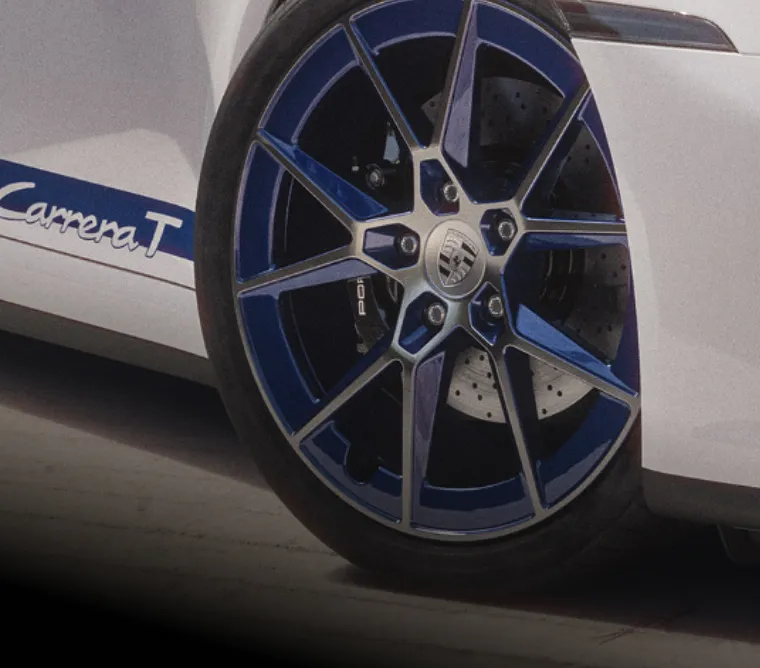 Detailed view of the Carrera S wheels with monochrome crests on the Porsche 911 Carrera T.