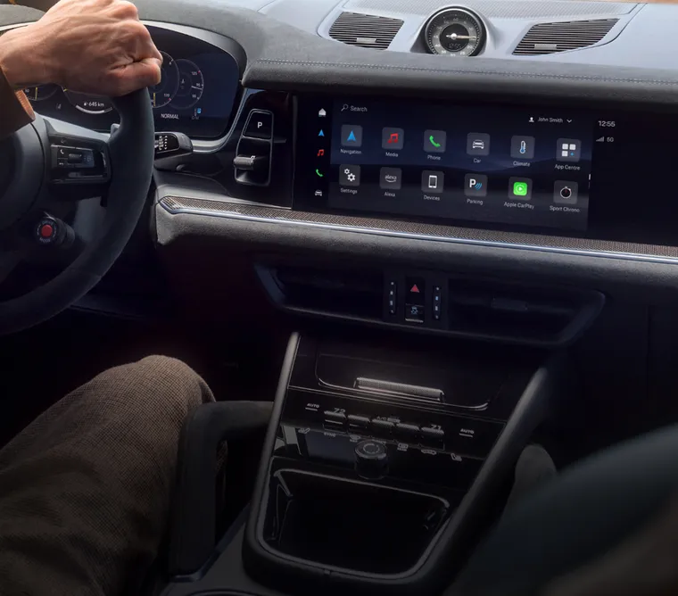Intérieur du Porsche Cayenne Turbo GT : vue du système d’infodivertissement dans le cockpit.