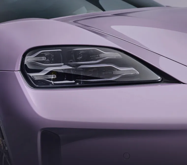 Porsche Taycan 4S Sport Turismo in Provence. Detailansicht der Hauptscheinwerfer. 