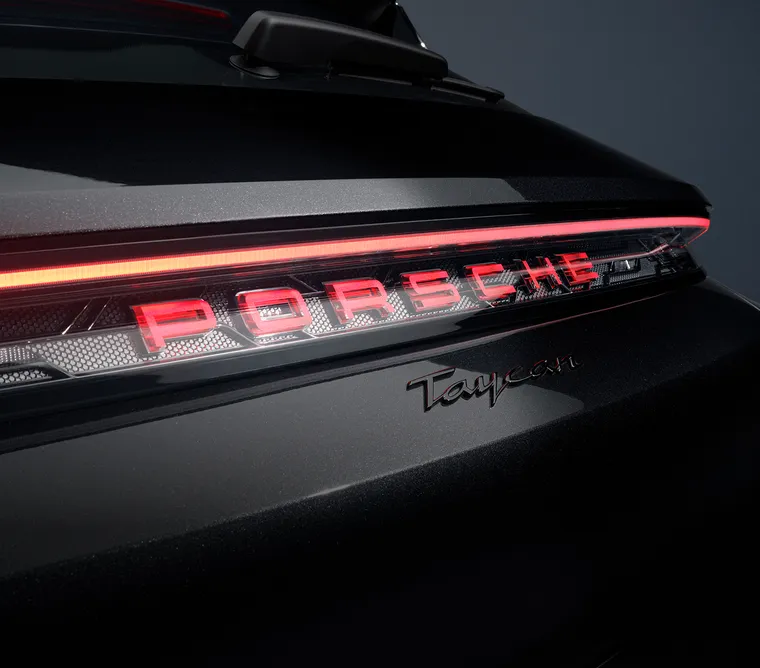 Detailansicht des Leuchtenbands beim Porsche Taycan 4S Sport Turismo Black Edition in Tiefschwarzmetallic.