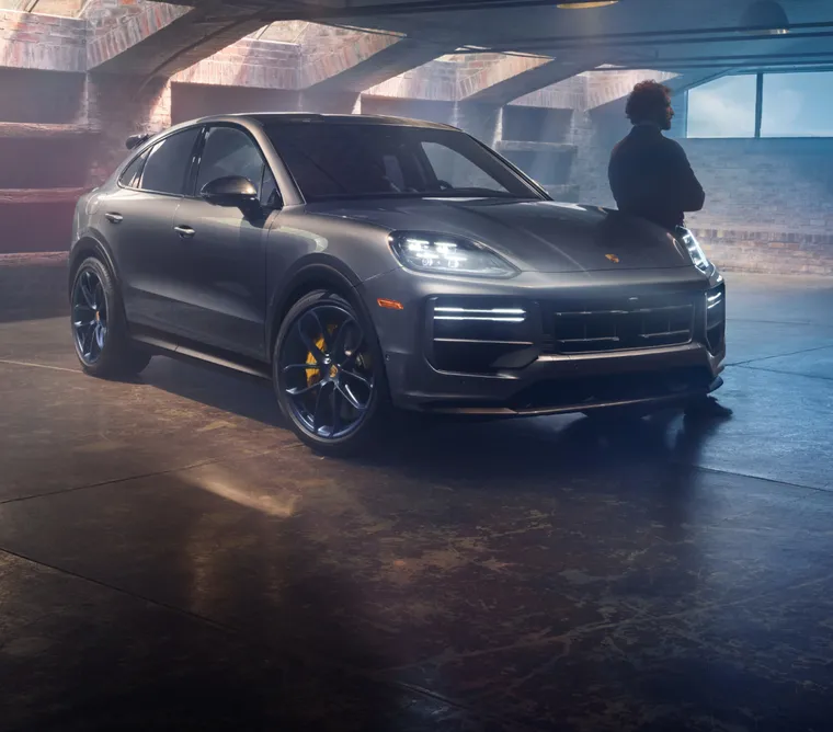 Porsche Cayenne Turbo GT en color Gris Cuarcita Metalizado. Vista de la parte frontal y el lateral.