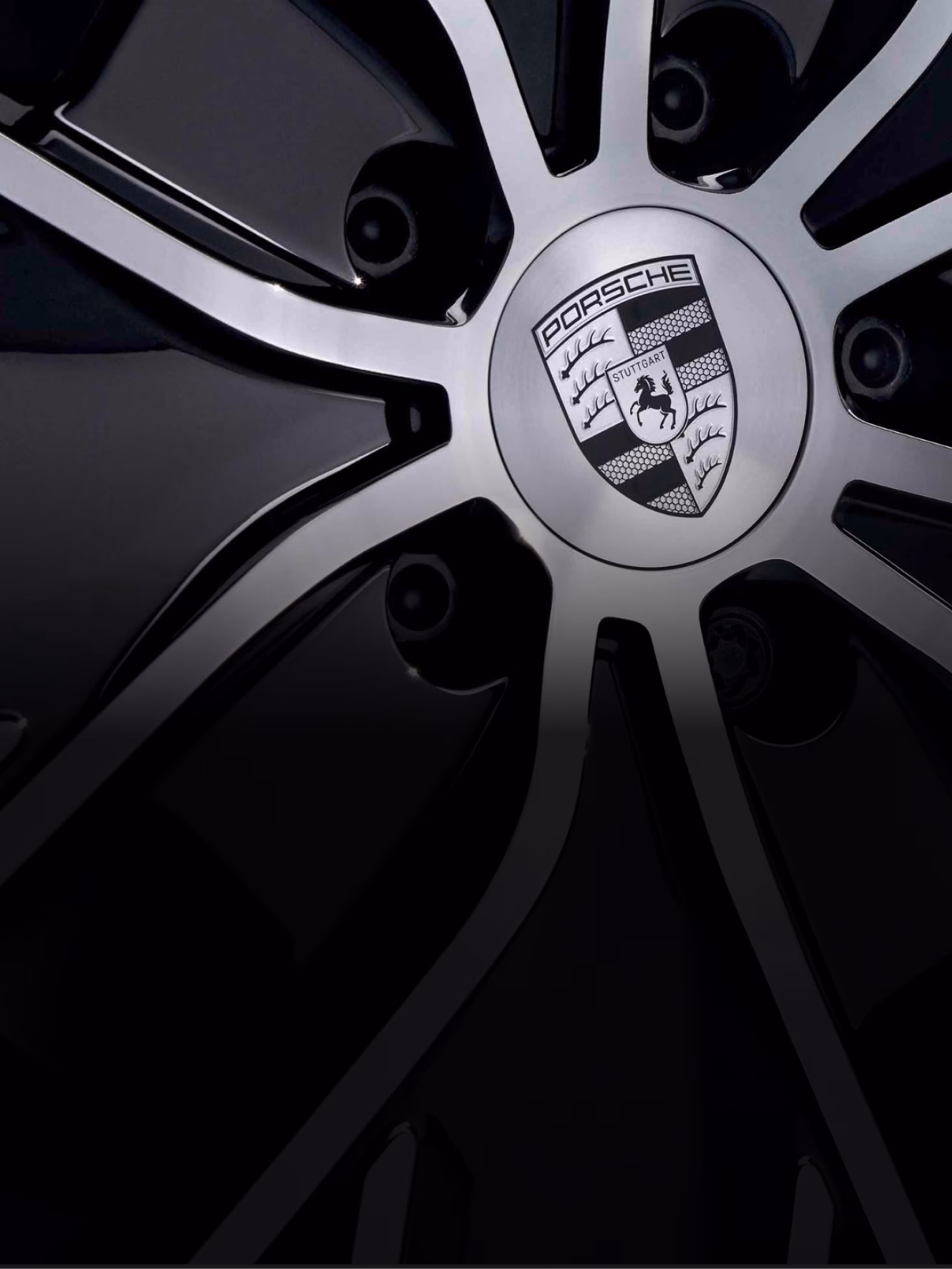 Detailansicht des Porsche Emblems in Schwarz gedruckt auf schwarzem Stoff in der Porsche Exclusive Manufaktur.