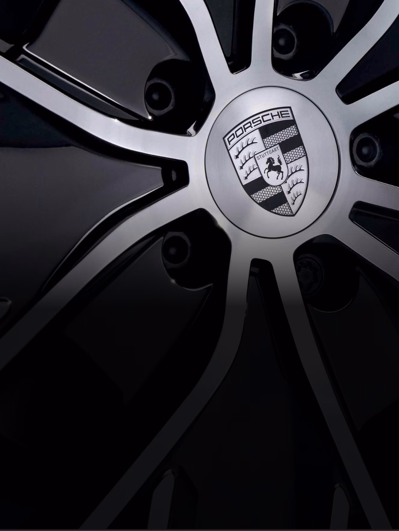 Detailansicht des Porsche Emblems in Schwarz gedruckt auf schwarzem Stoff in der Porsche Exclusive Manufaktur.