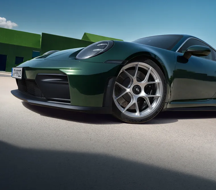Detailed view of the 911 GT3 forged magnesium wheel in Silver on the Porsche 911 GT3 with Touring package.