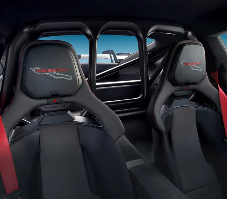 Ansicht des Überrollkäfigs in Sichtcarbon im Porsche 911 GT3 mit Weissach-Paket.