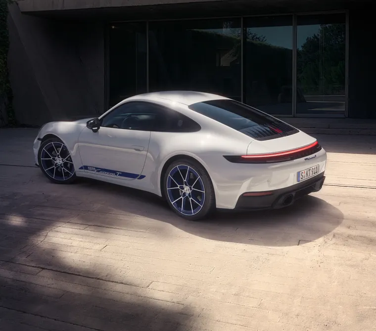 Вид на открытую дверь с пониженной шумоизоляцией в Porsche 911 Carrera T.