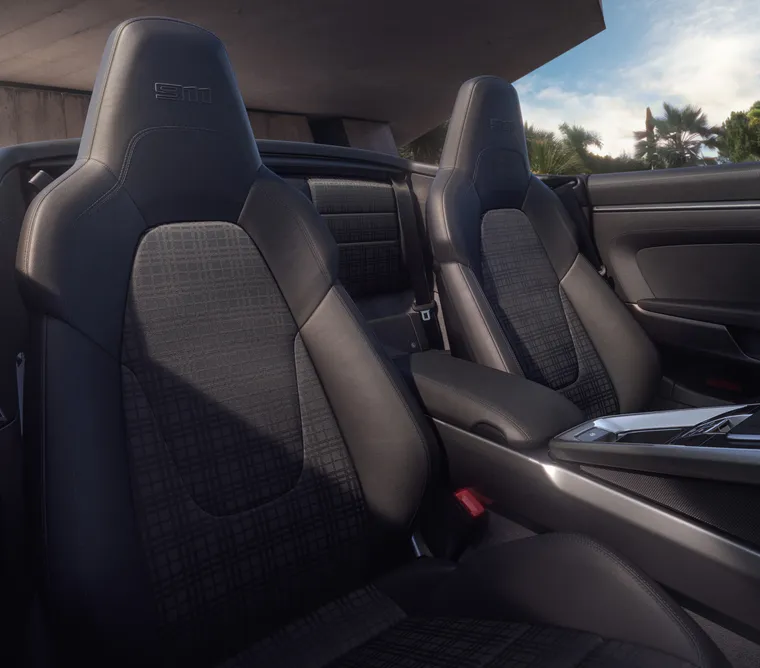 Detailansicht des Fahrersitzes (Sportsitz Plus) im Porsche 911 Carrera T Cabriolet.