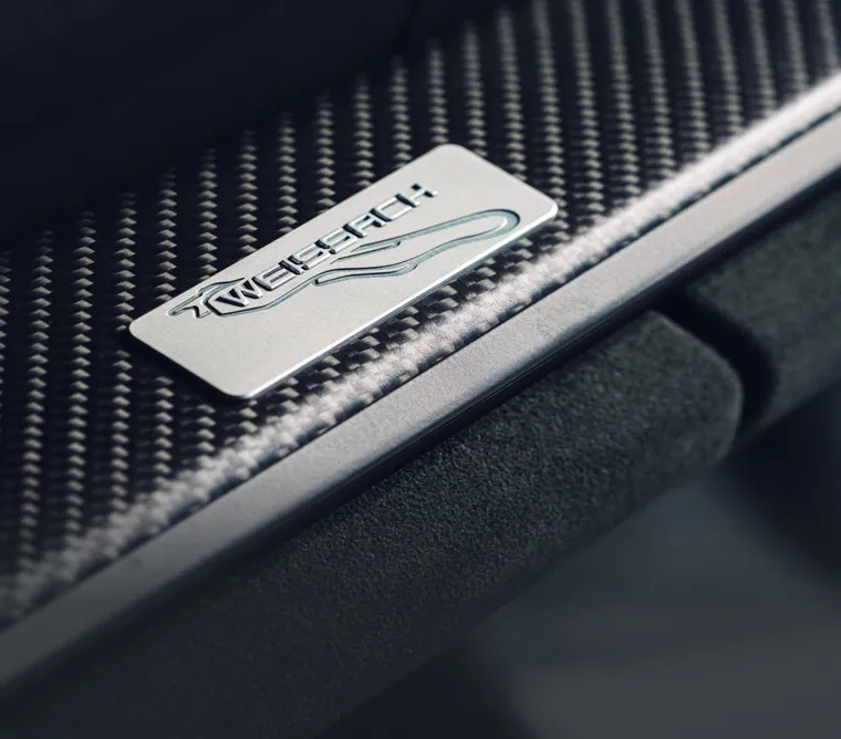 Detailansicht der Plakette mit Weissach-Paket-Logo im Cockpit des Porsche 911 GT3 mit Weissach-Paket.