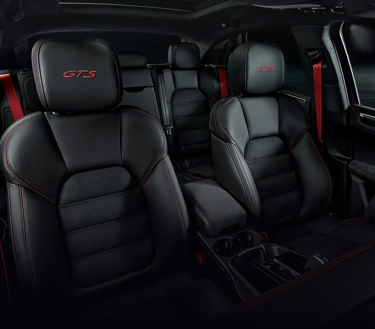 Interior do Porsche Macan GTS: vista frontal da cabine com foco nos assentos.