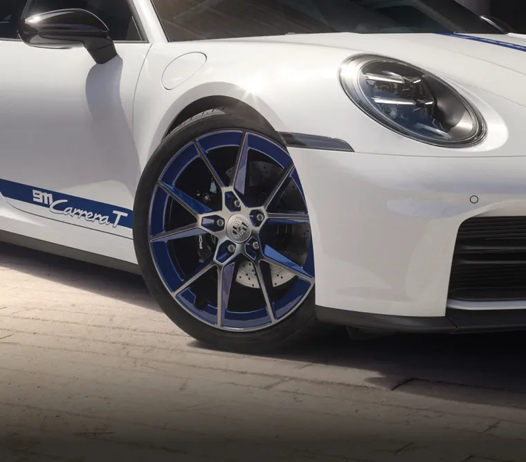 Vista del cofano anteriore della Porsche 911 Carrera T Cabriolet con pacchetto esterno.