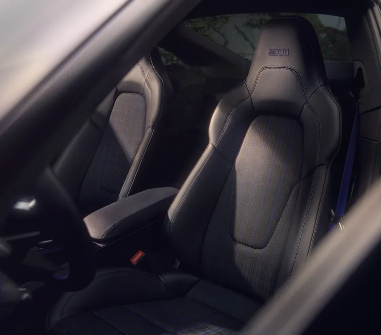 Vista detallada del asiento del conductor (asiento deportivo Plus) del Porsche 911 Carrera T.