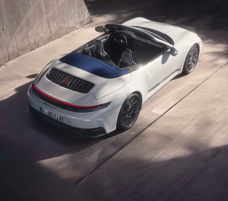 Vue d'en haut à travers la capote ouverte jusqu'à l'intérieur de la Porsche 911 Carrera T Cabriolet.