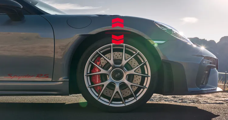Vista detallada de la rueda delantera con sistema de elevación activado del Porsche 718 Spyder RS.