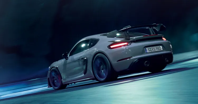 Porsche 718 Cayman GT4 RS en Gris Arctique avec Pack Weissach traversant un tunnel. Vue sur l’arrière.