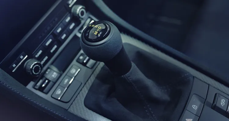 Detailansicht des 7-Gang Porsche Doppelkupplungsgetriebes (PDK) beim Porsche 718 Cayman GT4 RS. 