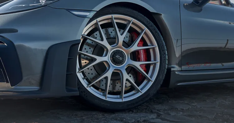 Vista dettagliata della ruota anteriore e del freno della Porsche 718 Spyder RS.