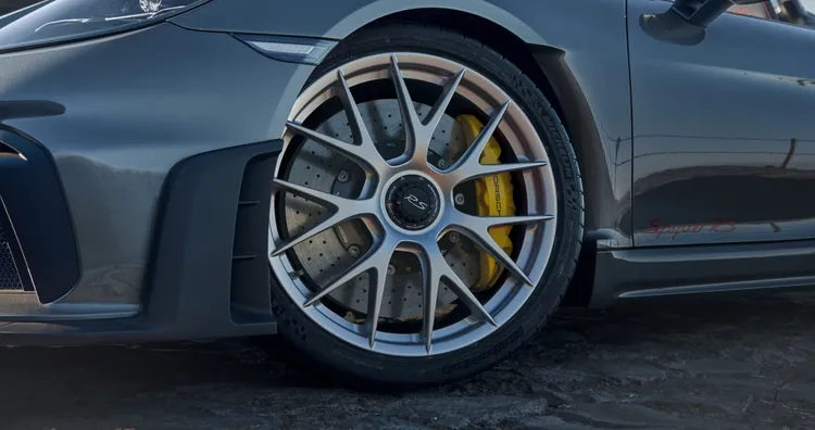 Vista dettagliata della ruota anteriore e del Porsche Ceramic Composite Brake (PCCB) della Porsche 718 Spyder RS.