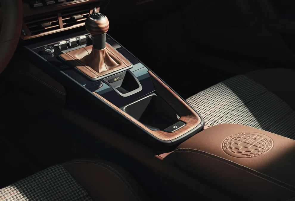 Vista detallada de la consola central con placa y relieve en el 911 GT3 90 F. A. Porsche.