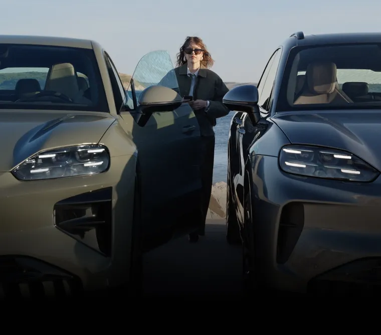 The automatic door of a Porsche Cayenne Turbo opens automatically and stops when it encounters an obstacle.