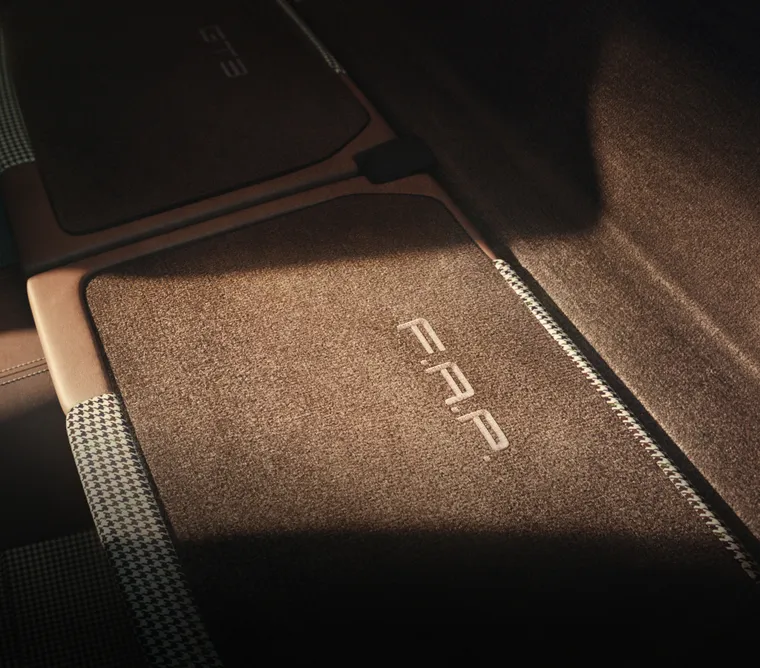 Vue de l’arrière de la banquette arrière d’une 911 GT3 90 F. A. avec les broderies « GT3 » et « F. A. P. ».