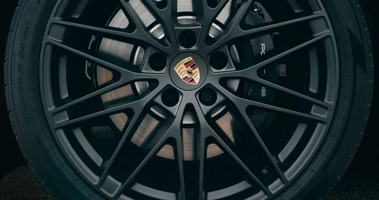 Vue détaillée du frein monobloc à étrier fixe six pistons en aluminium avec étrier de frein Noir sur Porsche Macan GTS.