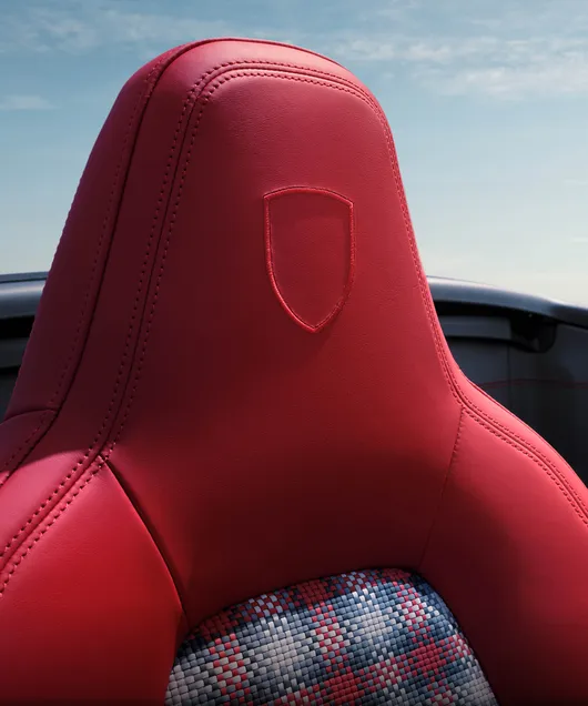 Detailansicht der Kopfstütze mit Porsche Wappen gestickt in Indischrot beim Porsche 911 GT3 S/C.