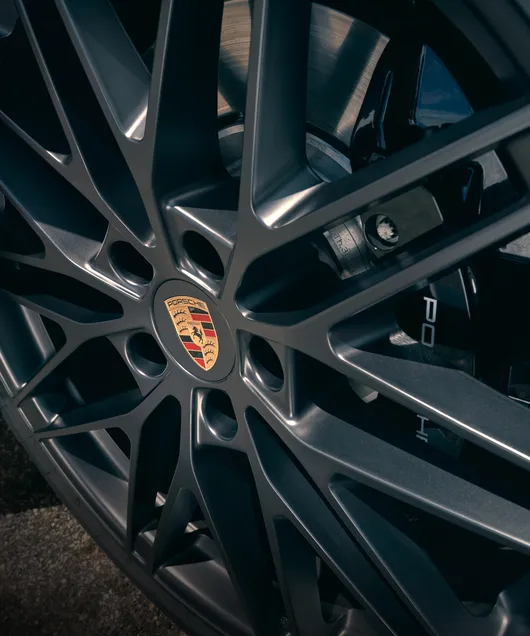 Detailed view of the 22-inch RS Spyder Design wheel in Anthracite Grey on the Porsche Macan GTS Electric.
