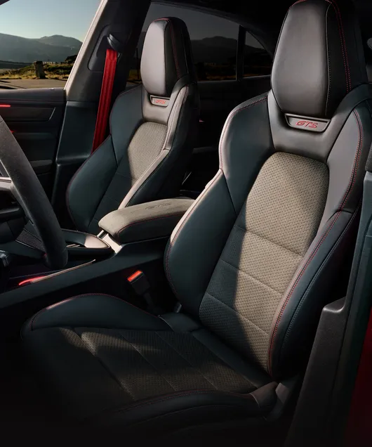 Kupeen i Porsche Macan GTS med fokus på de adaptive sportssetene.